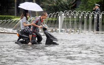 Bắc Kinh lóp ngóp trong mưa lũ