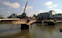 Xe cẩu rớt sông khi đang tháo dỡ cầu Đúc Tân An