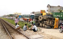 Tàu hỏa tông xe tải, tài xế nhập viện trong tình trạng hoảng loạn