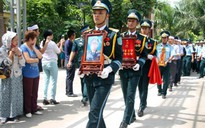 Truy tặng phi công Trần Quang Khải Huân chương Bảo vệ Tổ quốc