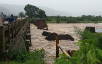 Sập cầu ở Ấn Độ, 2 xe buýt rơi thẳng xuống dòng nước lũ