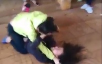 Nữ sinh lớp 8 đánh nhau với bạn trong tiếng reo hò