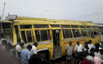 Dây điện rớt trúng xe buýt, nhiều học sinh mất mạng