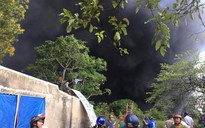VIDEO: Cháy xưởng ở Bình Chánh, khói đen bốc cao hàng chục mét