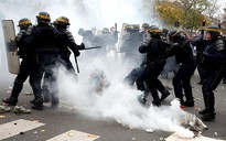Pháp hỗn loạn vì biểu tình, đình công