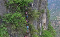 Trung Quốc: Hãi hùng cảnh trẻ em leo "thang trời" đến trường