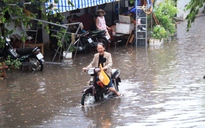 Sài Gòn sau mưa đầu mùa, dân đã bì bõm lội nước