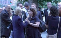 Bí ẩn người phụ nữ cạnh bà Clinton tại lễ 11-9