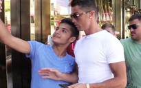 Ronaldo lạnh lùng hất văng fan ở Las Vegas