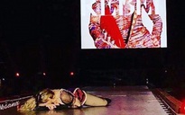 Madonna “quằn quại” trên sân khấu, tưởng niệm David Bowie