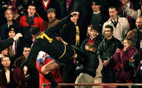 Cầu thủ xin lỗi CĐV vì tái hiện cú "kungfu" của Cantona