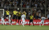 Messi sút phạt tuyệt đỉnh, Argentina thắng đậm Colombia