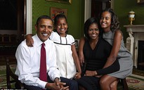 Hai ái nữ của ông Obama xúng xính lần đầu dự tiệc ở Nhà Trắng
