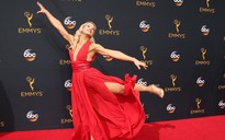 "Đả nữ" Jessie Graff tung cước trên thảm đỏ Emmy 2016