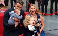 Ryan Reynolds bế con đi nhận sao