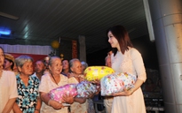 Ca sĩ "Mùa chim én bay" về nước làm từ thiện