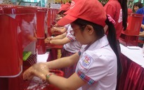 Bộ trưởng Nguyễn Thị Kim Tiến rửa tay cùng học sinh