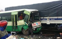 Xe buýt tông xe khách, nhiều người bị thương hoảng loạn kêu cứu