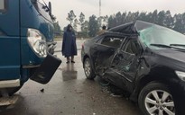 Nghệ An: Xe tải tông nát ô tô tại ngã tư “tử thần”