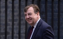 Vướng bê bối gái bán dâm, bộ trưởng Anh "bịt miệng" báo chí?