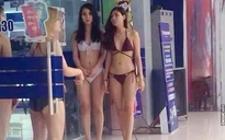 Người mẫu mặc bikini trong siêu thị điện máy để "giáo dục giới tính"