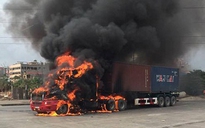 Đang lưu thông, xe container bốc cháy ngùn ngụt