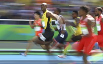 Usain Bolt chạy như đi dạo, vẫn vào bán kết