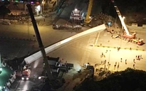 Hà Nội: Dầm thép hơn 100 tấn đứt cáp rơi xuống đường