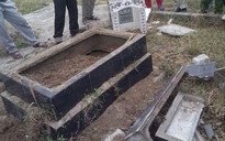 54 tuổi vô cớ đập phá, đào bới mộ trong nghĩa trang