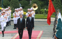 Chủ tịch nước Trần Đại Quang đón Tổng thống Obama