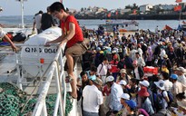 Tàu ra Lý Sơn quay lại vì sóng lớn, hàng trăm khách mắc kẹt