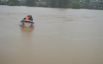 Nhiều nơi ngập sâu 2 m, Đắk Lắk điều canô cứu dân