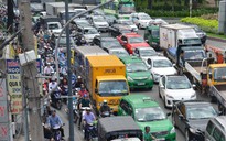 Xe tải gây họa, đường vào sân bay Tân Sơn Nhất kẹt cứng