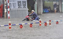 Sau mưa, dân Biên Hòa lại “bơi” trong biển nước
