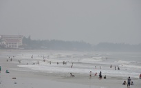 Áp thấp nhiệt đới gần bờ, du khách vẫn vô tư tắm biển