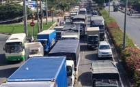 Tai nạn liên tiếp trên Quốc lộ 1, hàng ngàn xe “phơi nắng”