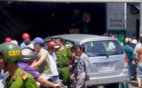 “Xế hộp” tông sập tiệm sửa xe, 1 nhân viên tử nạn
