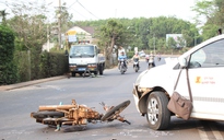 Tông vào taxi văng xa hơn 10 mét, 2 người thương vong