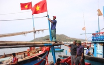 Tặng 300 cờ Tổ quốc cho ngư dân