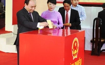 Thủ tướng Nguyễn Xuân Phúc cùng phu nhân đi bầu
