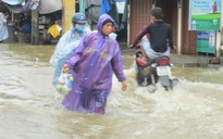 Miền Trung: Lũ lên, không khí lạnh tràn về, dân khốn đốn