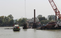 Vụ sập cầu Ghềnh: Cẩu các toa tàu nặng 35 tấn đưa xuống ga Biên Hòa