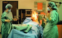 Đang phẫu thuật, bác sĩ làm bệnh nhân bốc cháy