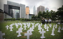 Hồng Kông: "Đón" chủ tịch quốc hội Trung Quốc bằng mộ giấy
