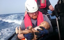 Đau lòng em bé trôi trên Địa Trung Hải