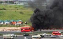 Xe chở 20 khách cháy dữ dội trên cao tốc Pháp Vân-Cầu Giẽ