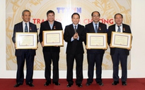 Trao kỷ niệm chương cho các lãnh đạo Tổng LĐLĐ Việt Nam