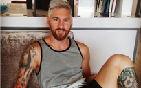 Messi khoe mái đầu bạc trắng sau cú sốc