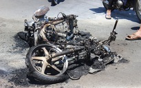 Xe máy cũ phát nổ và bốc cháy, người đi đường hoảng vía