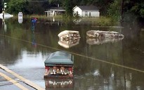 Mỹ: Lũ lụt lịch sử cuốn trôi quan tài ra đường